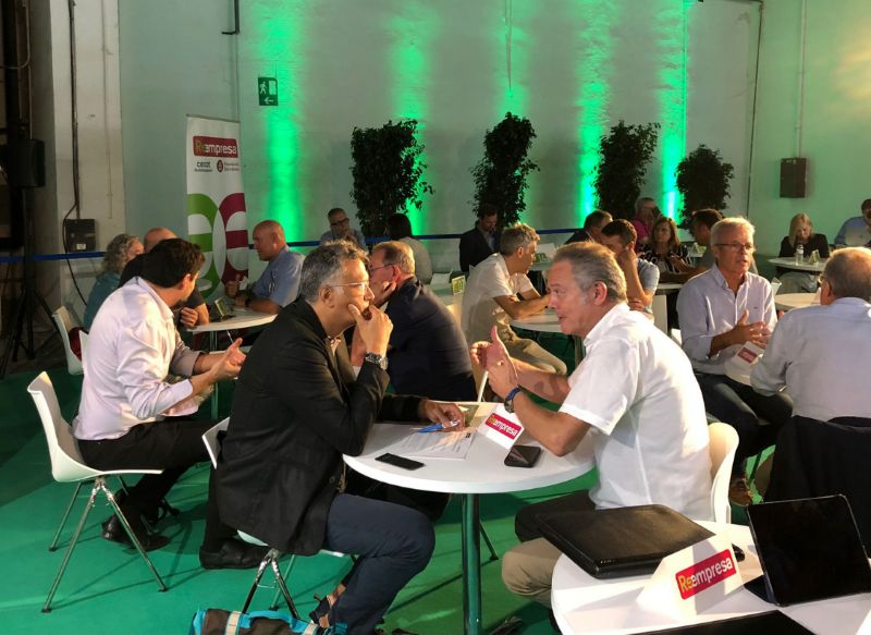 Trobada entre persones empresàries en una Matinal de Reempresa